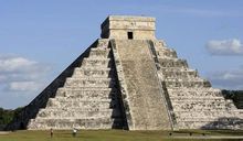 奇琴伊查库库尔坎金字塔(正面) 奇琴伊查库库尔坎金字塔(正面)